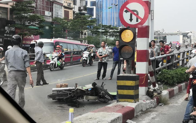 Người đàn ông đi xe máy bất ngờ tông vào trụ bêtông cầu vượt Thái Hà, tử vong - Ảnh 2. Người đàn ông đi xe máy bất ngờ tông vào trụ bêtông cầu vượt Thái Hà, tử vong - Ảnh 2.