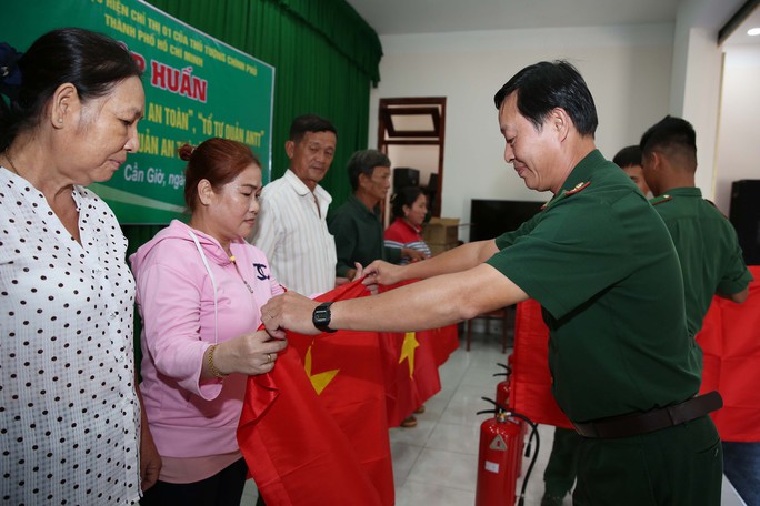 Cờ Tổ quốc đến tay ngư dân huyện Cần Giờ, TP HCM - Ảnh 2.