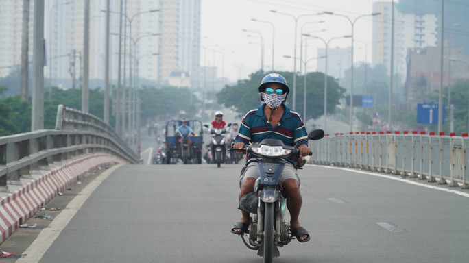 Bầu trời TP HCM lại chuyển màu, cảnh báo ô nhiễm - Ảnh 1. Bầu trời TP HCM lại chuyển màu, cảnh báo ô nhiễm - Ảnh 1.