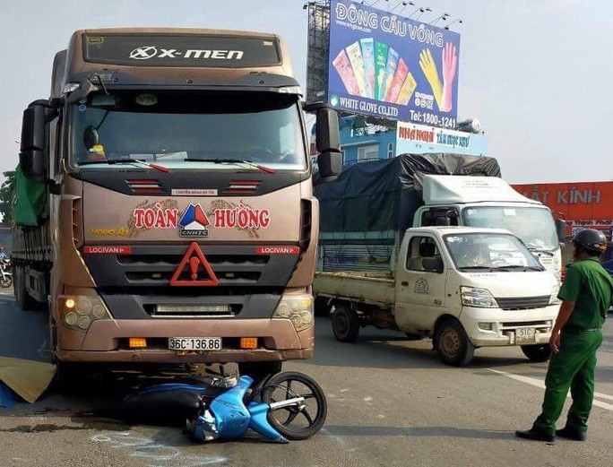 TP HCM: Đôi nam nữ chở bé gái bị xe container tông, 2 người tử vong - Ảnh 2. TP HCM: Đôi nam nữ chở bé gái bị xe container tông, 2 người tử vong - Ảnh 2.