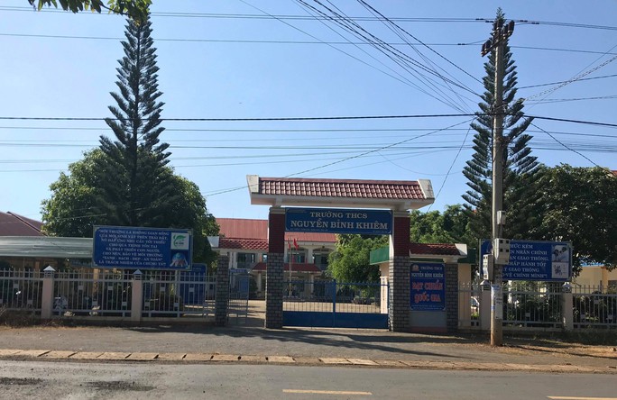 Sai phạm triền miên nhiều năm, hiệu trưởng vẫn làm... hiệu trưởng - Ảnh 1. Sai phạm triền miên nhiều năm, hiệu trưởng vẫn làm... hiệu trưởng - Ảnh 1.