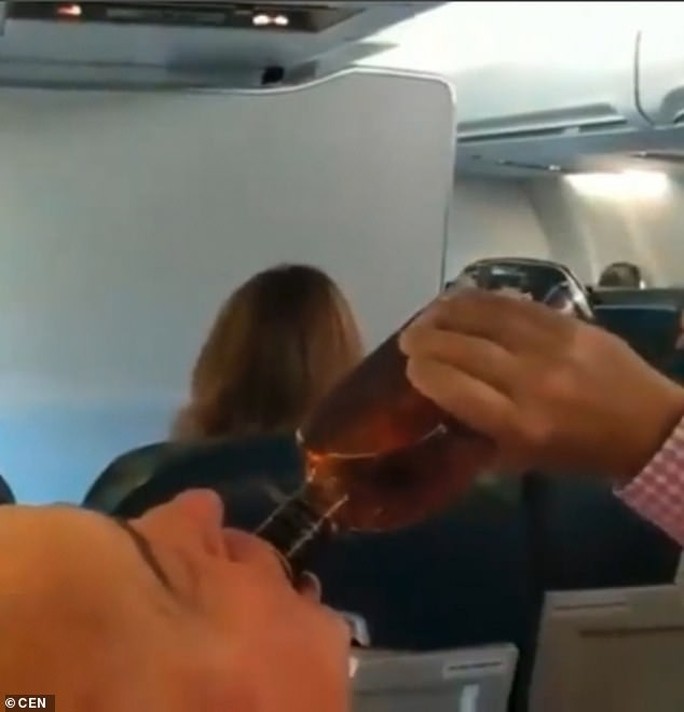 Máy bay hỏng động cơ giữa trời, hành khách nắm tay nhau... uống rượu - Ảnh 1.