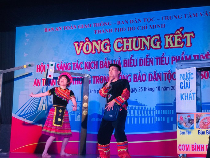 Sôi nổi hội thi tiểu phẩm trong đồng bào dân tộc thiểu số về an toàn giao thông - Ảnh 1.