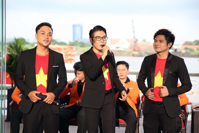 Hành trình hát vì đội tuyển: Ca khúc Khát khao Việt Nam giành giải nhất - Ảnh 4.