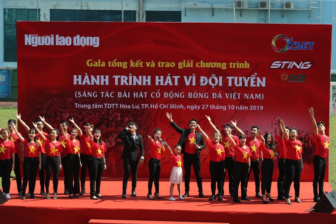 Hành trình hát vì đội tuyển: Ca khúc Khát khao Việt Nam giành giải nhất - Ảnh 14.