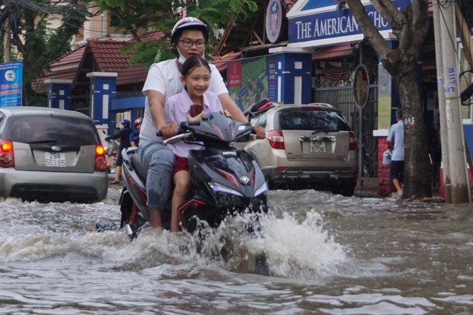 Nước cuồn cuộn ở khu nhà giàu Thảo Điền trong đỉnh triều dâng - Ảnh 1. Nước cuồn cuộn ở khu nhà giàu Thảo Điền trong đỉnh triều dâng - Ảnh 1.