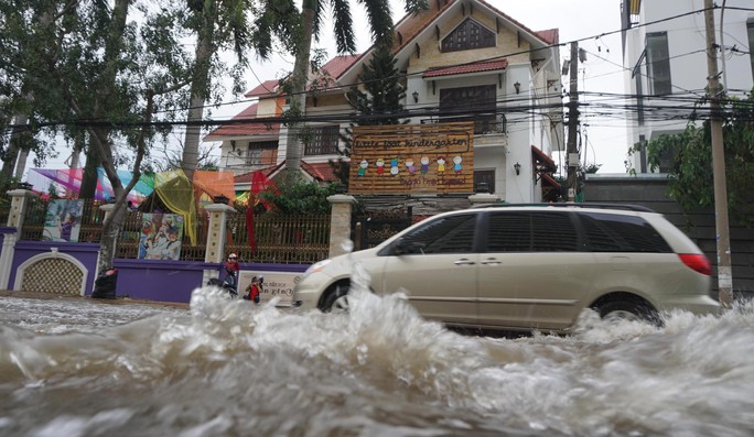 Nước cuồn cuộn ở khu nhà giàu Thảo Điền trong đỉnh triều dâng - Ảnh 4. Nước cuồn cuộn ở khu nhà giàu Thảo Điền trong đỉnh triều dâng - Ảnh 4.
