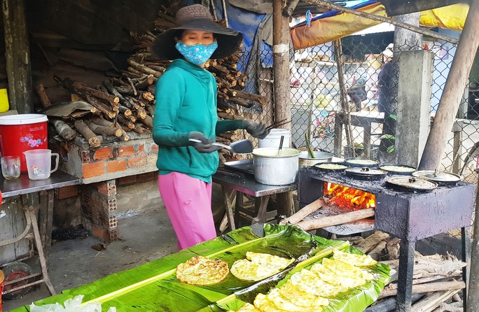 Nức tiếng bánh xèo Quảng Ngãi - Ảnh 1.