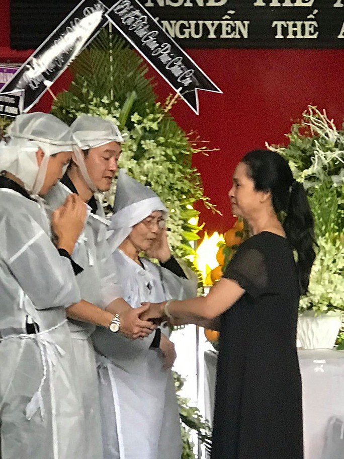Đông đảo nghệ sĩ nghẹn ngào tiễn biệt NSND Thế Anh - Ảnh 4.