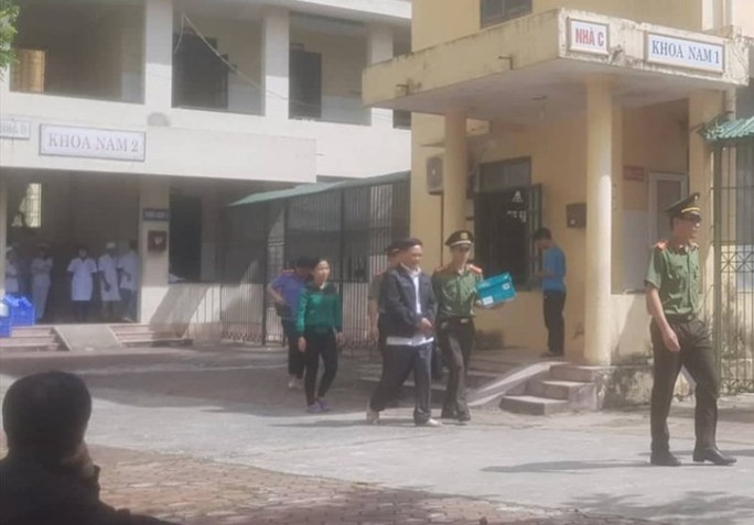Vợ Giám đốc Bệnh viện Tâm thần Thanh Hóa và 4 y, bác sĩ bị bắt - Ảnh 1.