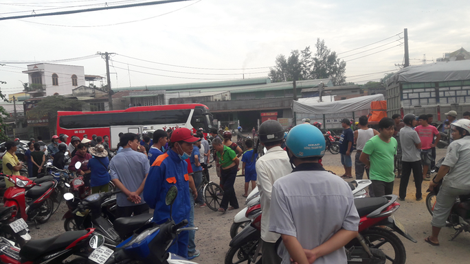 TP Biên Hòa: Xe ben cán ngang người 1 em học sinh rồi bỏ chạy - Ảnh 1. TP Biên Hòa: Xe ben cán ngang người 1 em học sinh rồi bỏ chạy - Ảnh 1.