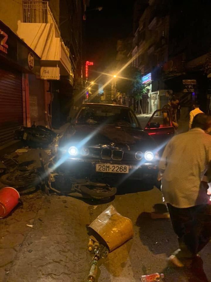 Xe sang BMW biển đẹp tông liên hoàn trên phố Hà Nội, 5 người nhập viện - Ảnh 1. Xe sang BMW biển đẹp tông liên hoàn trên phố Hà Nội, 5 người nhập viện - Ảnh 1.