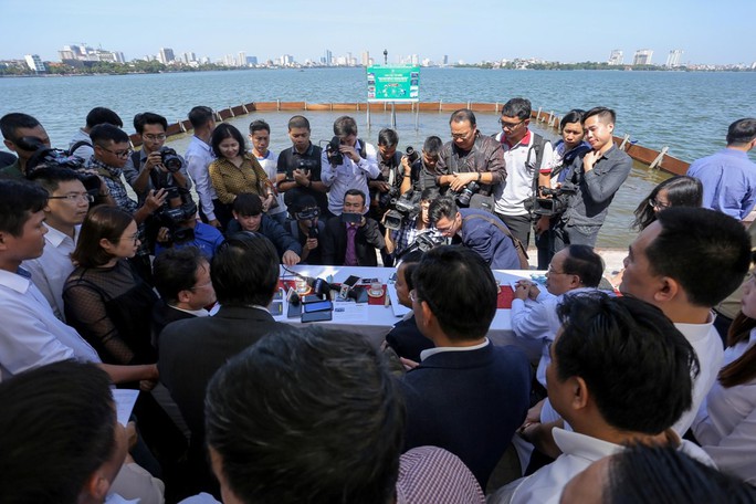 Bộ trưởng Trần Hồng Hà thị sát khu vực thí điểm xử lý nước, cho cá Koi ăn ở hồ Tây - Ảnh 2.
