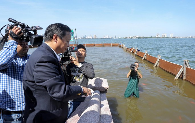 Bộ trưởng Trần Hồng Hà thị sát khu vực thí điểm xử lý nước, cho cá Koi ăn ở hồ Tây - Ảnh 3.