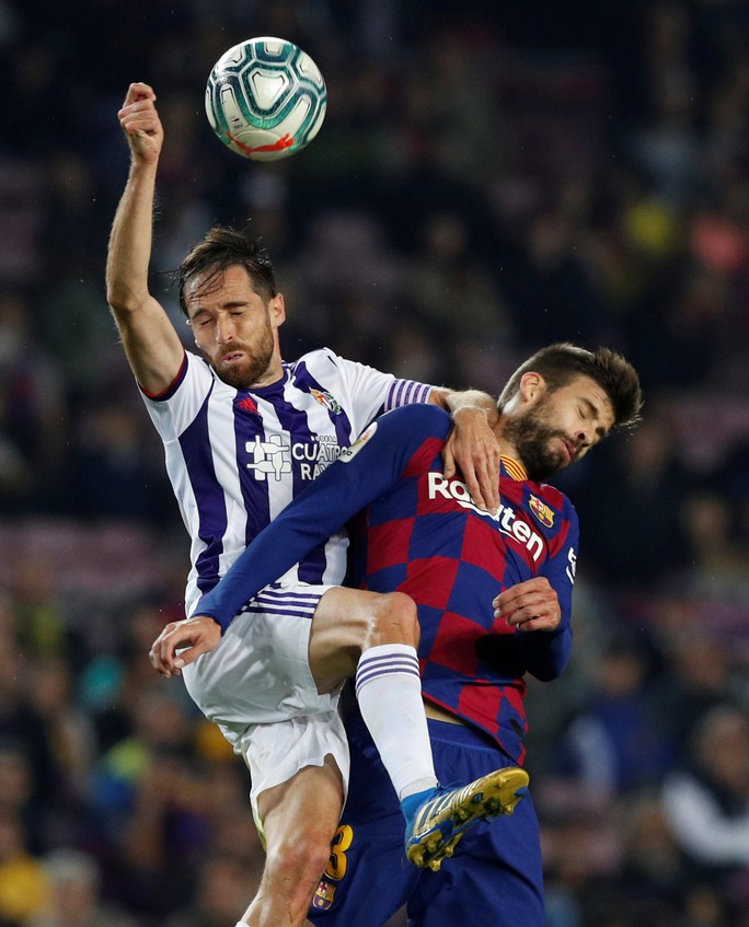 Messi loại đội bóng của Ronaldo, Barcelona tái chiếm La Liga - Ảnh 1.