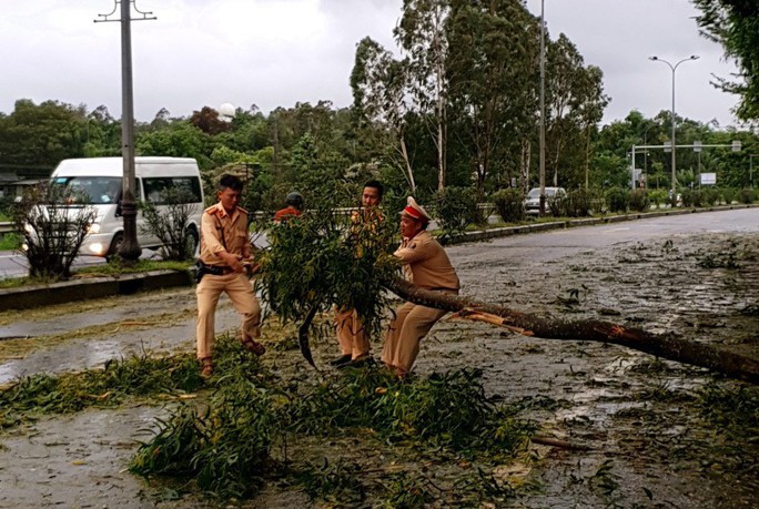 Quảng Nam: Mưa lớn, nước sông đang lên, 1 huyện miền núi bị lũ chia cắt - Ảnh 8.