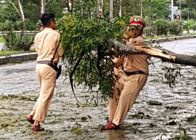 Quảng Nam: Mưa lớn, nước sông đang lên, 1 huyện miền núi bị lũ chia cắt - Ảnh 9.