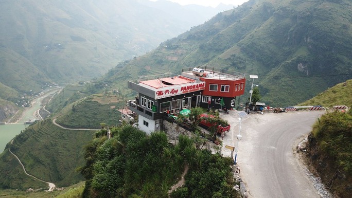 Bất ngờ phủ xanh công trình Panorama ở Mã Pí Lèng sau đề xuất phá bỏ phần vi phạm - Ảnh 4. Bất ngờ phủ xanh công trình Panorama ở Mã Pí Lèng sau đề xuất phá bỏ phần vi phạm - Ảnh 4.