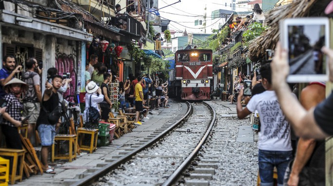 Bộ Giao thông vận tải đề nghị Hà Nội giải tán các tụ điểm cà phê, chụp ảnh trên đường sắt - Ảnh 1.