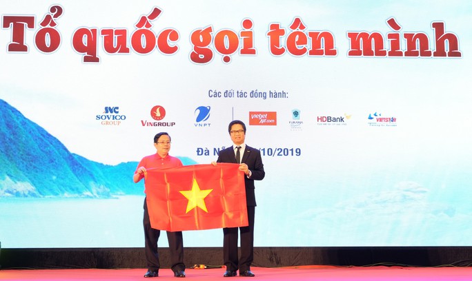 Chương trình Một triệu lá cờ Tổ quốc cùng ngư dân bám biển đến với doanh nhân 3 miền - Ảnh 3. Chương trình Một triệu lá cờ Tổ quốc cùng ngư dân bám biển đến với doanh nhân 3 miền - Ảnh 3.