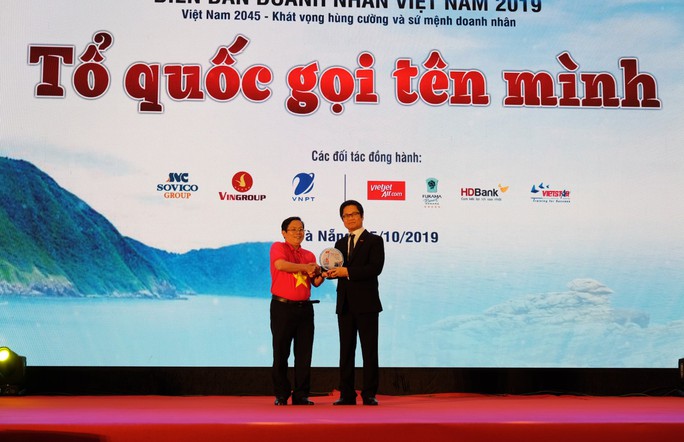 Chương trình Một triệu lá cờ Tổ quốc cùng ngư dân bám biển đến với doanh nhân 3 miền - Ảnh 4. Chương trình Một triệu lá cờ Tổ quốc cùng ngư dân bám biển đến với doanh nhân 3 miền - Ảnh 4.