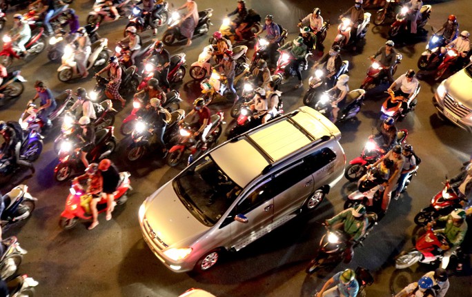 Vật vã trong ma trận kẹt xe ở hàng loạt cung đường khu Đông TP HCM - Ảnh 2. Vật vã trong ma trận kẹt xe ở hàng loạt cung đường khu Đông TP HCM - Ảnh 2.