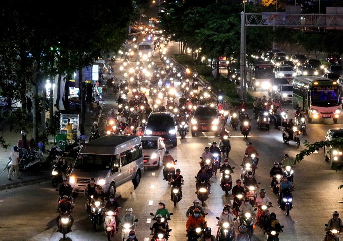 Vật vã trong ma trận kẹt xe ở hàng loạt cung đường khu Đông TP HCM - Ảnh 11. Vật vã trong ma trận kẹt xe ở hàng loạt cung đường khu Đông TP HCM - Ảnh 11.