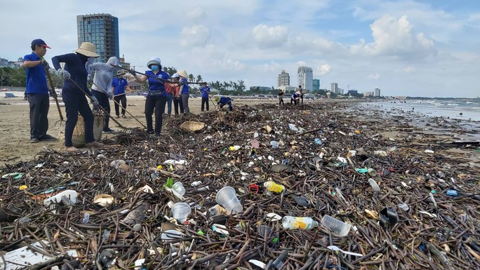 Cận cảnh bãi biển Vũng Tàu bị cả trăm tấn rác vây kín! - Ảnh 1.