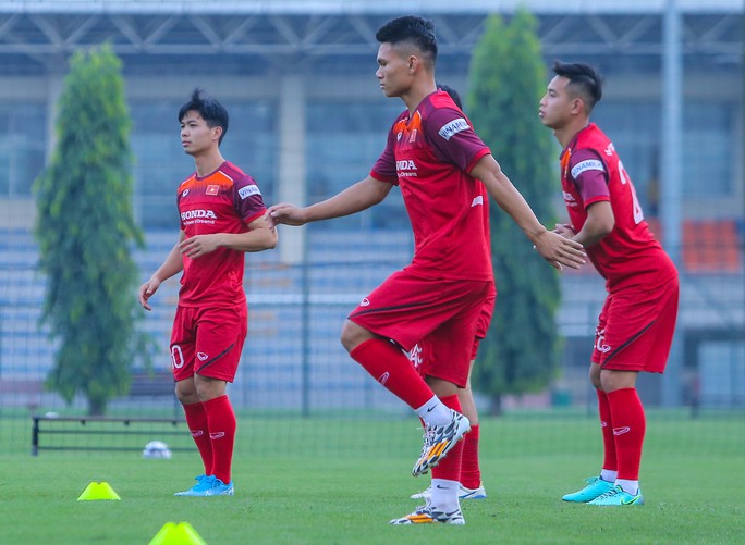 Cận cảnh buổi tập nghiêm túc song thoải mái của đội tuyển bóng đá Việt Nam - Ảnh 3. Cận cảnh buổi tập nghiêm túc song thoải mái của đội tuyển bóng đá Việt Nam - Ảnh 3.