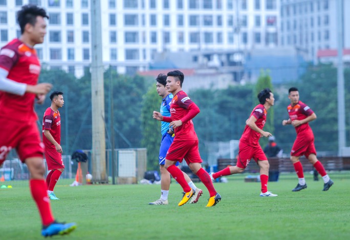 Cận cảnh buổi tập nghiêm túc song thoải mái của đội tuyển bóng đá Việt Nam - Ảnh 4.