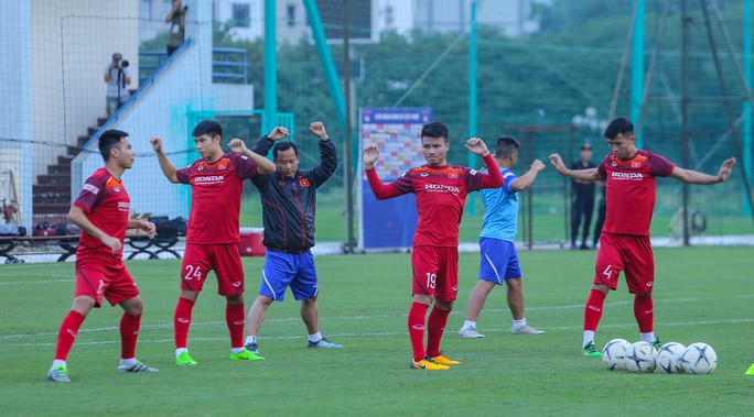 Cận cảnh buổi tập nghiêm túc song thoải mái của đội tuyển bóng đá Việt Nam - Ảnh 7. Cận cảnh buổi tập nghiêm túc song thoải mái của đội tuyển bóng đá Việt Nam - Ảnh 7.