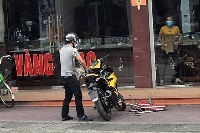 Tài xế điều khiển xe ôtô tông ngã tên cướp tiệm vàng có súng - Ảnh 2. Tài xế điều khiển xe ôtô tông ngã tên cướp tiệm vàng có súng - Ảnh 2.