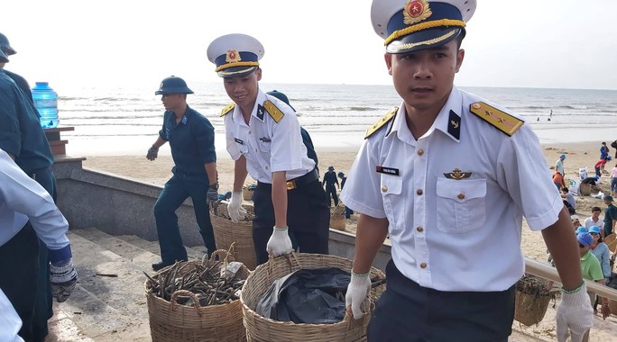 Rác lại tràn ngập biển Vũng Tàu, hàng ngàn người vật lộn thu dọn - Ảnh 6.