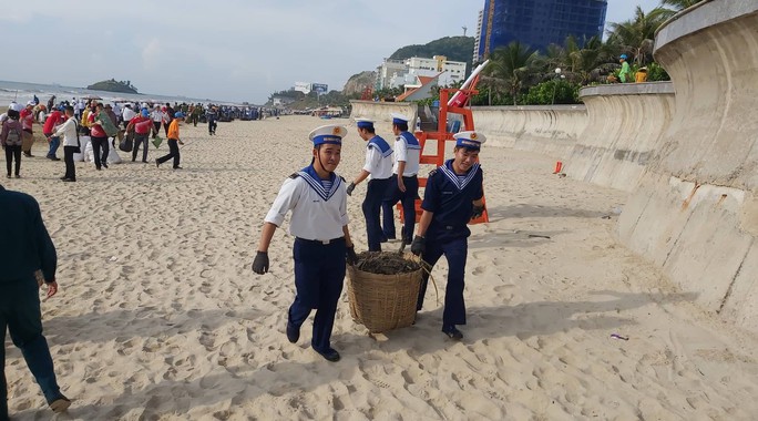 Rác lại tràn ngập biển Vũng Tàu, hàng ngàn người vật lộn thu dọn - Ảnh 5.