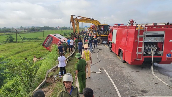 Xe khách lao xuống ruộng trong đêm, 1 người chết, hàng chục người bị thương - Ảnh 2.