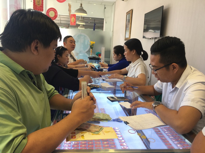 Vì sao giá vàng trong nước tăng sốc dịp cuối năm? - Ảnh 1.