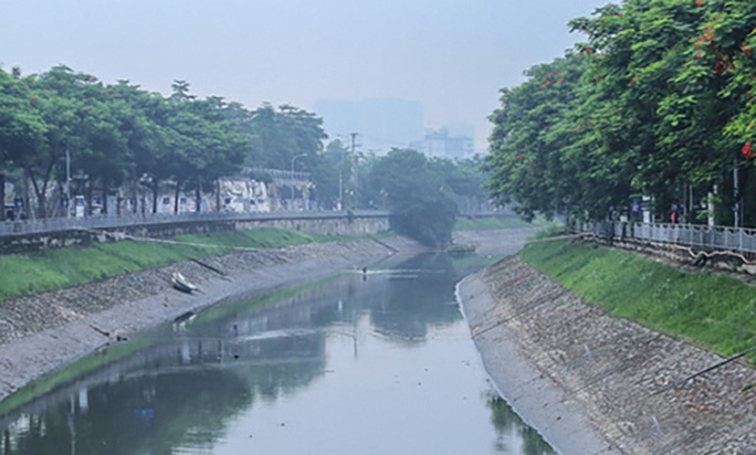 Tháo dỡ hệ thống thí điểm sông Tô Lịch, di chuyển đàn cá koi sang Hồ Tây - Ảnh 1. Tháo dỡ hệ thống thí điểm sông Tô Lịch, di chuyển đàn cá koi sang Hồ Tây - Ảnh 1.