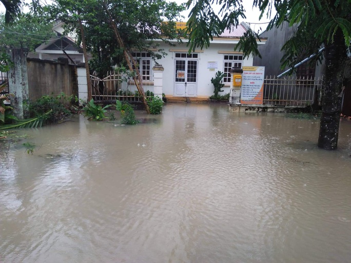 Mưa lớn, hàng trăm hộ dân bị ngập, học sinh nghỉ học, toàn hồ đập bị đe dọa - Ảnh 5. Mưa lớn, hàng trăm hộ dân bị ngập, học sinh nghỉ học, toàn hồ đập bị đe dọa - Ảnh 5.