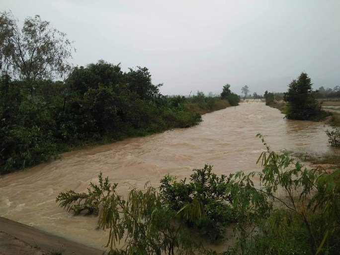 Mưa lớn, hàng trăm hộ dân bị ngập, học sinh nghỉ học, toàn hồ đập bị đe dọa - Ảnh 2. Mưa lớn, hàng trăm hộ dân bị ngập, học sinh nghỉ học, toàn hồ đập bị đe dọa - Ảnh 2.
