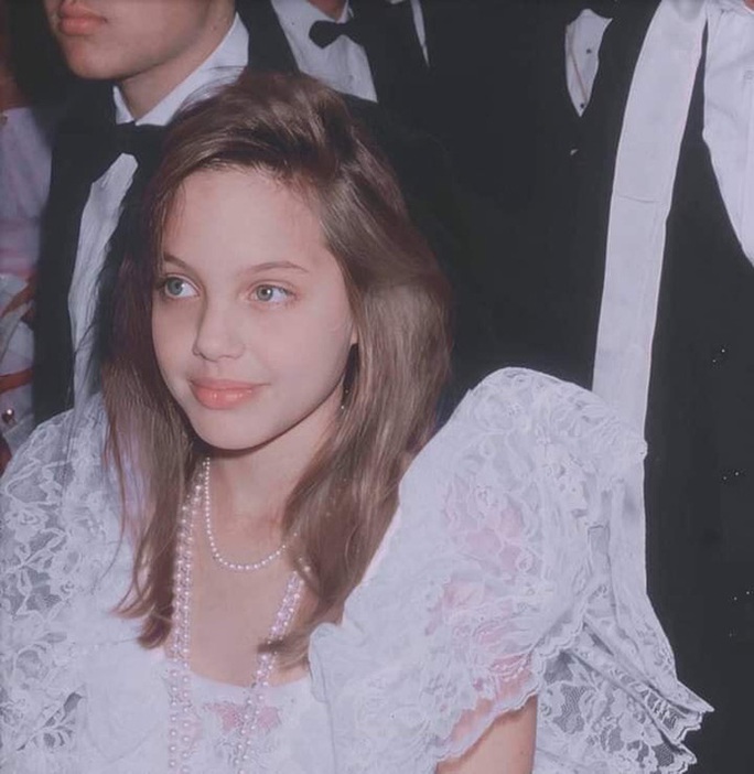 Bất ngờ nhan sắc thời niên thiếu của Angelina Jolie - Ảnh 2.