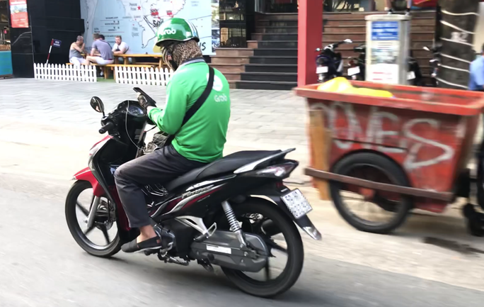 CLIP: Đưa các kiểu xe ôm công nghệ vừa đi vừa bấm vào tầm ngắm - Ảnh 2. CLIP: Đưa các kiểu xe ôm công nghệ vừa đi vừa bấm vào tầm ngắm - Ảnh 2.
