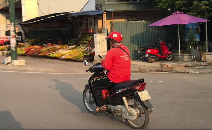 CLIP: Đưa các kiểu xe ôm công nghệ vừa đi vừa bấm vào tầm ngắm - Ảnh 4. CLIP: Đưa các kiểu xe ôm công nghệ vừa đi vừa bấm vào tầm ngắm - Ảnh 4.