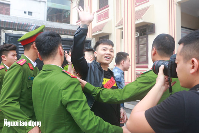 Bị tuyên phạt 10,5 năm tù, Khá “Bảnh” nhìn người thân cười lúc rời tòa - Ảnh 6.