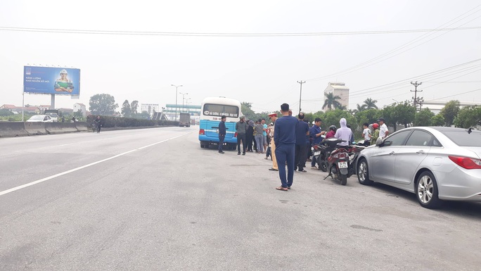 Bàng hoàng phát hiện tài xế xe buýt chết gục trên ghế lái - Ảnh 1. Bàng hoàng phát hiện tài xế xe buýt chết gục trên ghế lái - Ảnh 1.