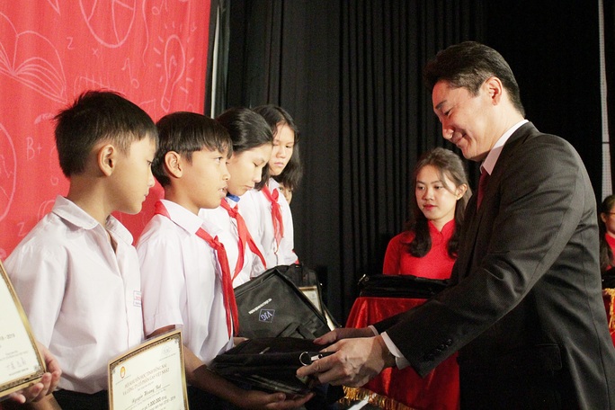 400 học sinh Đồng Nai nhận học bổng “Cho em đến trường” - Ảnh 3.