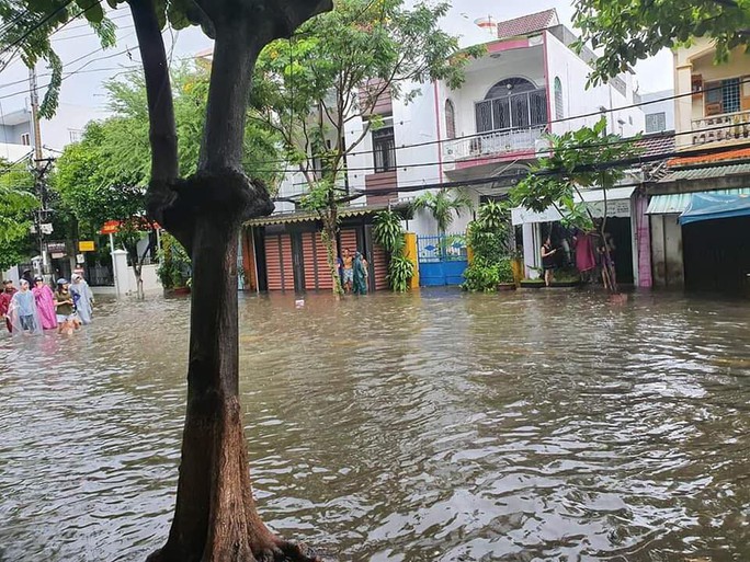 Mưa lớn ở Đà Nẵng, nhiều tuyến đường ngập nước - Ảnh 4.