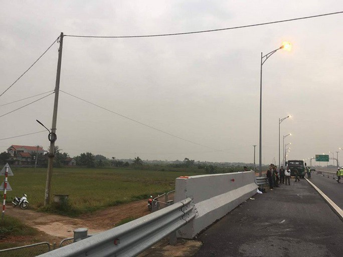 '. Đi bộ trên đường cao tốc, người đàn ông bị ô tô tông chết tại chỗ .'