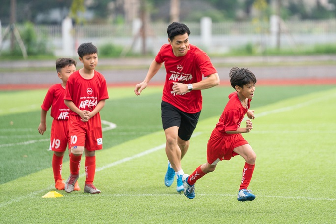 Sau trận Việt Nam-Thái Lan, Công Phượng bất ngờ làm thầy trong ngày 20-11 - Ảnh 4.