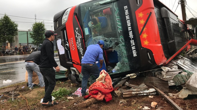 Xe giường nằm lật, người dân đập kính cứu hành khách - Ảnh 1.