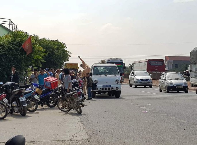 Xe hổ vồ cán chết nữ sinh đi bê tráp đám cưới - Ảnh 1. Xe hổ vồ cán chết nữ sinh đi bê tráp đám cưới - Ảnh 1.